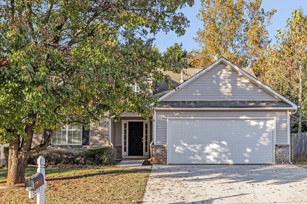 Foto principal - 5275 Yellow Pine Dr