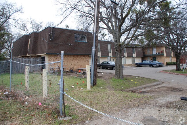 Foto del edificio - 3810 Cedar Lake Dr