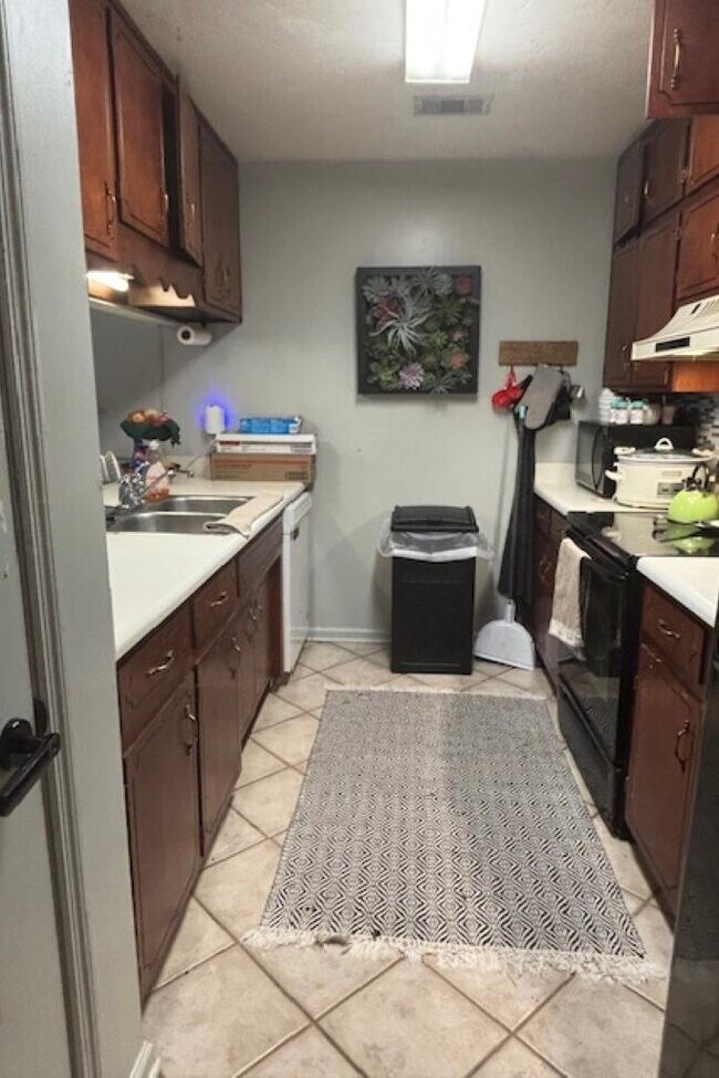 Building Photo - 1989 Gina Dr