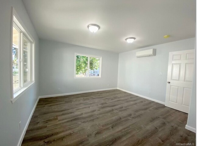 Building Photo - Beautiful 5 bed Home Steps from Maile Beac...