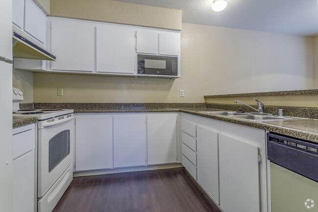 1BR, 1BA - 750SF - Huntington Square