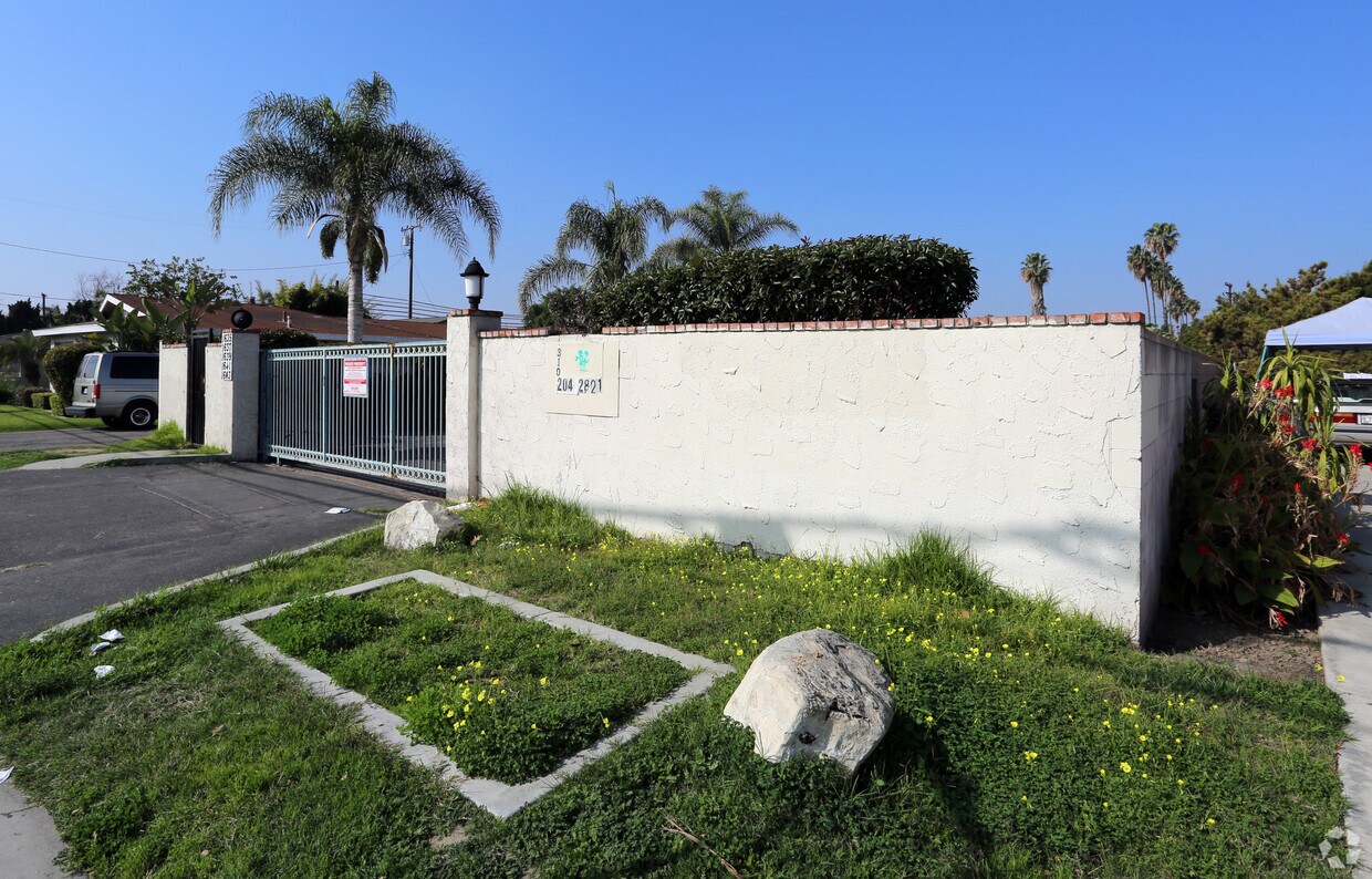 Foto del edificio - The Groves Apartments