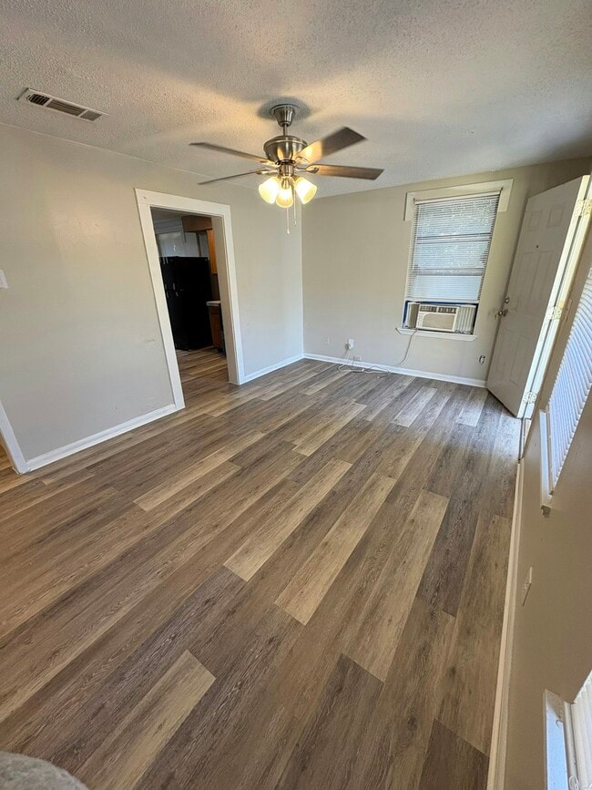 Foto del edificio - 1116 Ash Ave