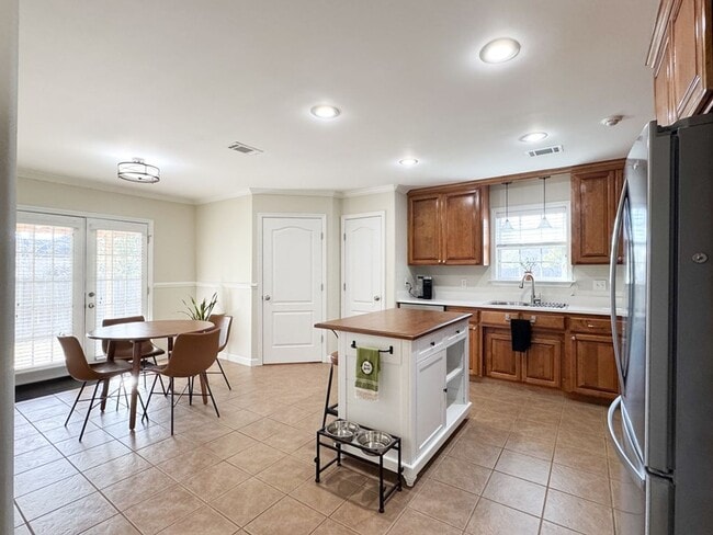 Foto del edificio - Spacious 3BR Home with Open Split Layout, Fenced Yard & Covered Front Porch