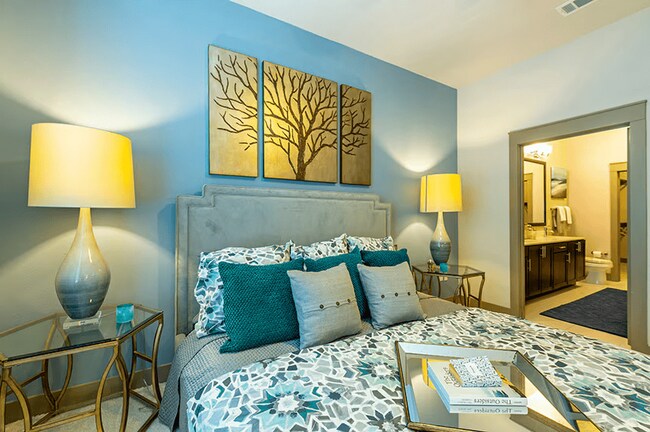 Foto del edificio - Live in Style – Up to 6 Weeks FREE in Downtown!
