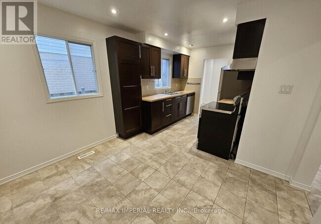 Building Photo - 442 Church St S