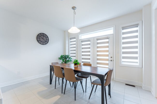Building Photo - 89 Gledhill Crescent