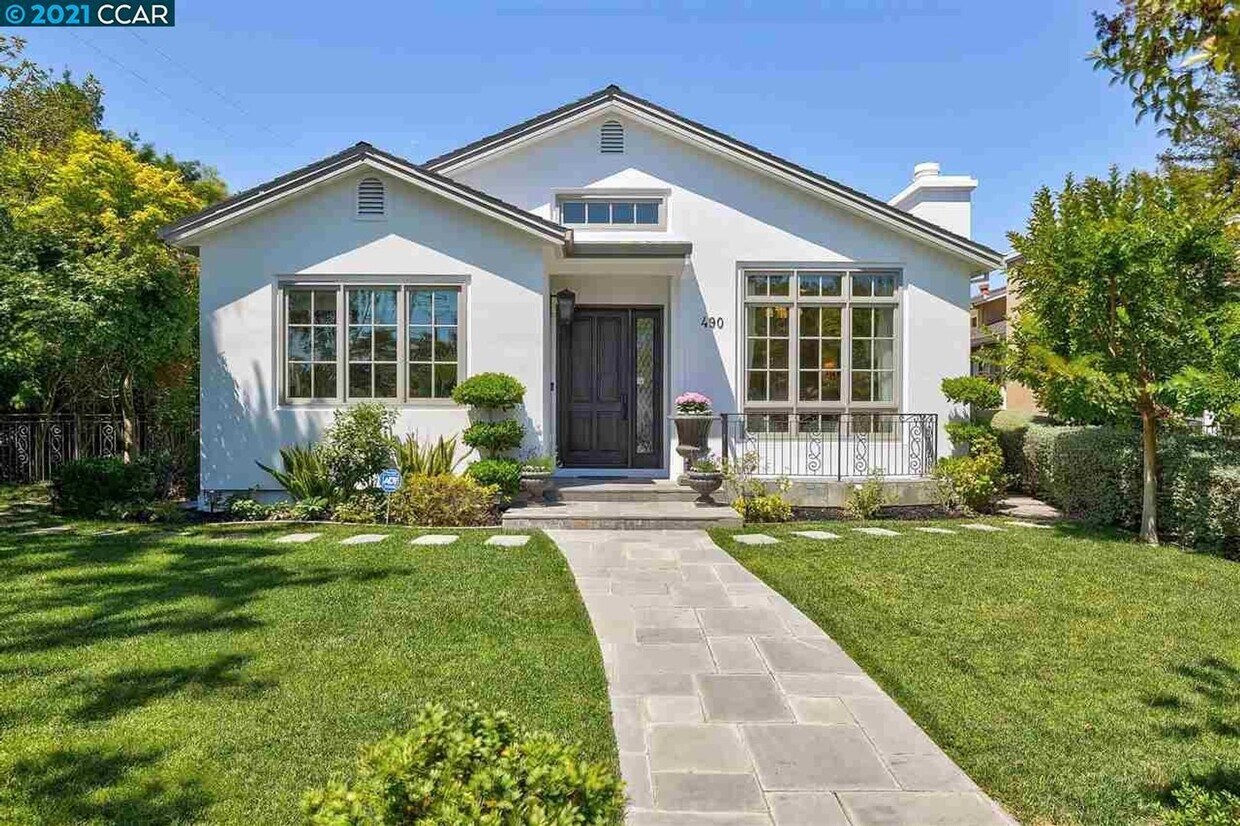 Foto principal - Beautifully Updated 5-Bedroom Home in Prim...