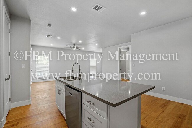 Foto del edificio - 5016 Villas Dr