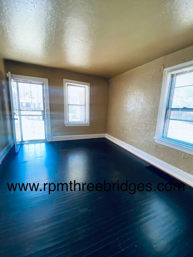 Building Photo - Cozy 2br/1ba House