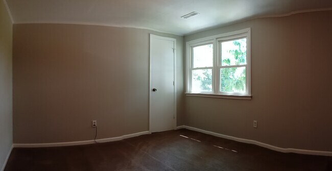 Large Bedrooms - 716 W Hurt St