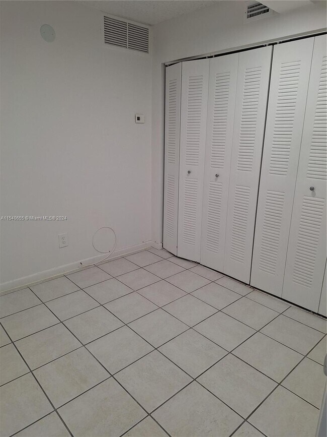Foto del edificio - 700 NW 214th St