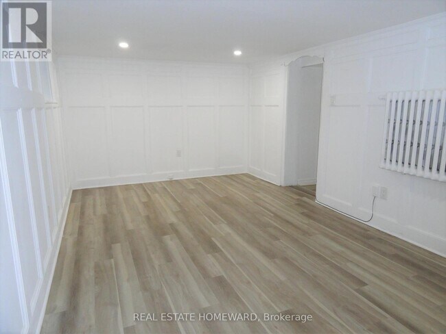 Building Photo - 328 Linsmore Cres