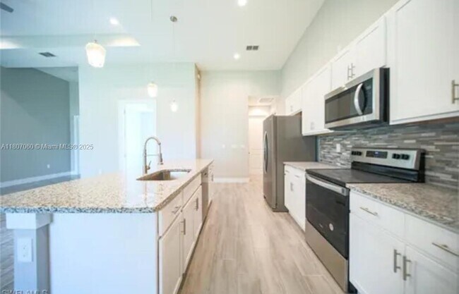Foto del edificio - 5301 Sunshine Blvd N