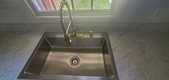 Foto del edificio - 483 Warmsprings Dr