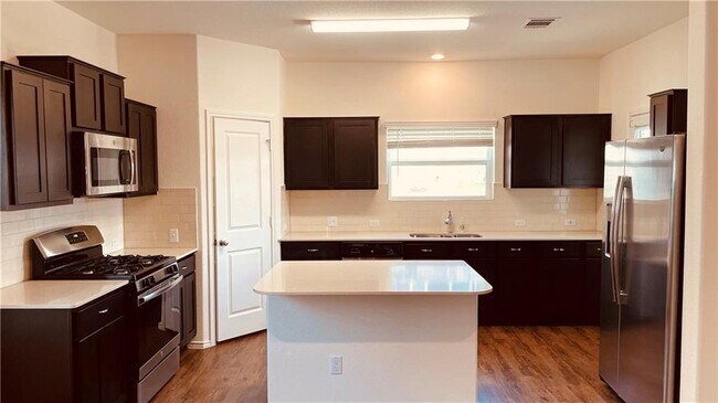Foto del edificio - 112 Wind Flower Ln