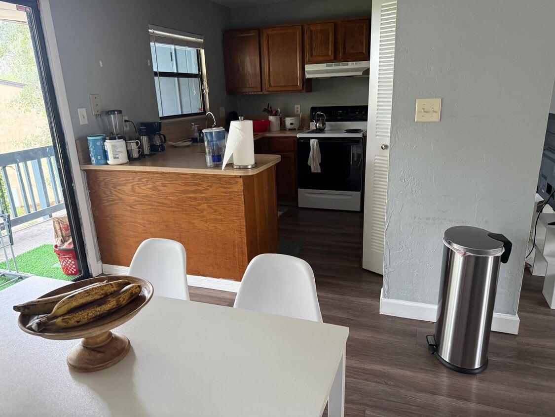 Building Photo - * MOVE IN SPECIAL * 1/2 OFF 2ND MONTH'S RENT!! Spacious 1,226 SF Unit - 2 bd / 2 ba near UF - Bra...
