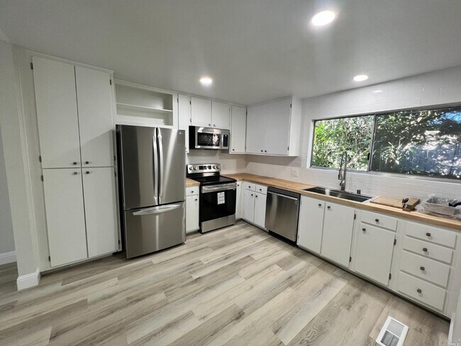 Building Photo - 713 Beelard Dr