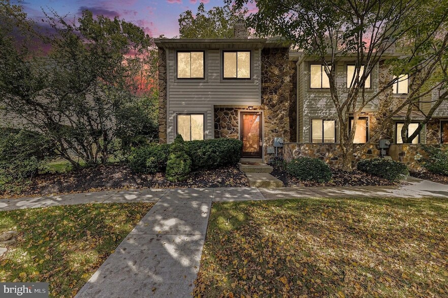 Primary Photo - 18 Flintlock Ln