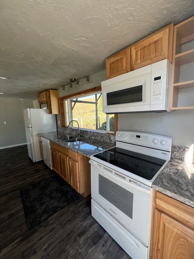 Foto del edificio - Peaceful Country Home with Patio & Detached Garage