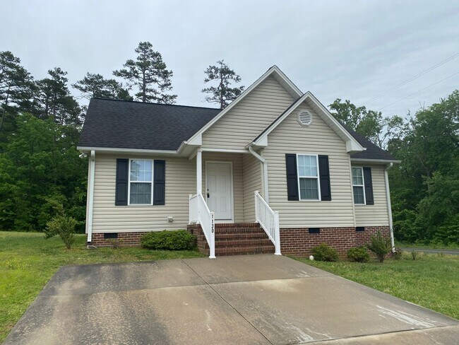 Building Photo - Beautiful three bedroom two bathroom house...