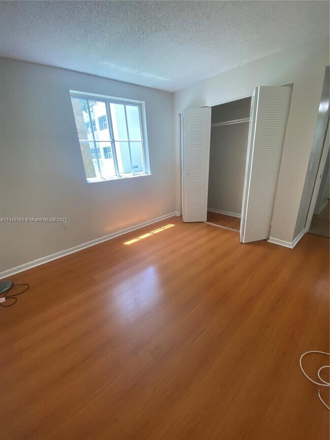 Foto del edificio - 6115 NW 186th St