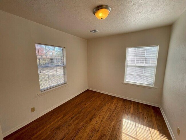 Foto del edificio - 2 bed one bath with Large outdoor space, o...