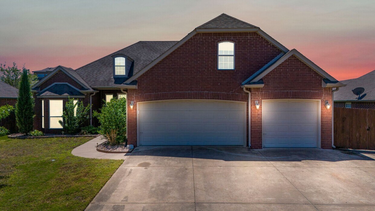 Primary Photo - Amazing 5 Bedroom Home in Owasso!