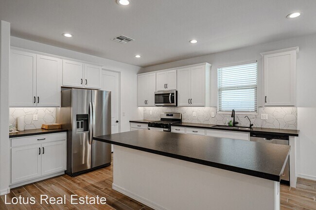 Foto del edificio - 4 br, 2.5 bath House - 10765 W Garfield St