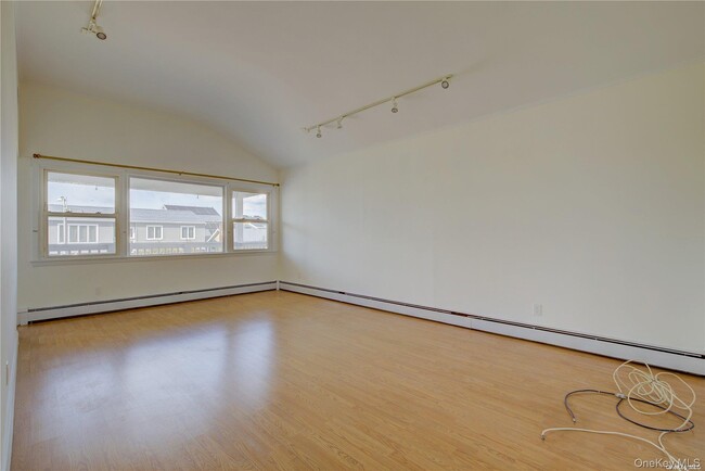 Building Photo - 670 W Beech St