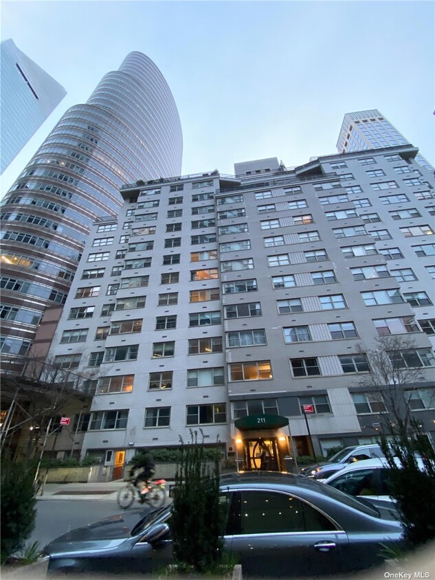 Primary Photo - 211 E 53rd St