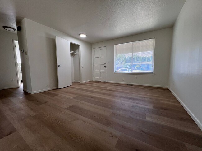 Building Photo - 1106 SW Fox Ct