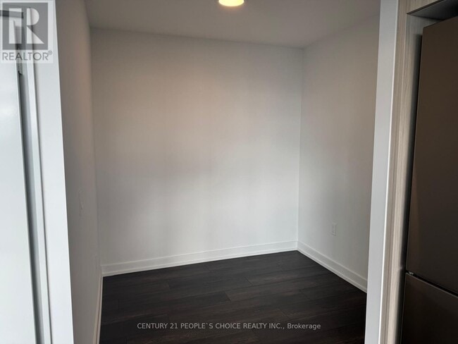 Building Photo - 799 The Queensway