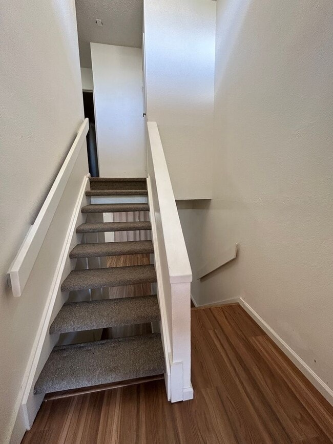Foto del edificio - Available on 05/05/26, 1170 sq ft, 3 Bedrooms, 1.5 Baths, 2 Assigned Parking at Palehua Hale in M...