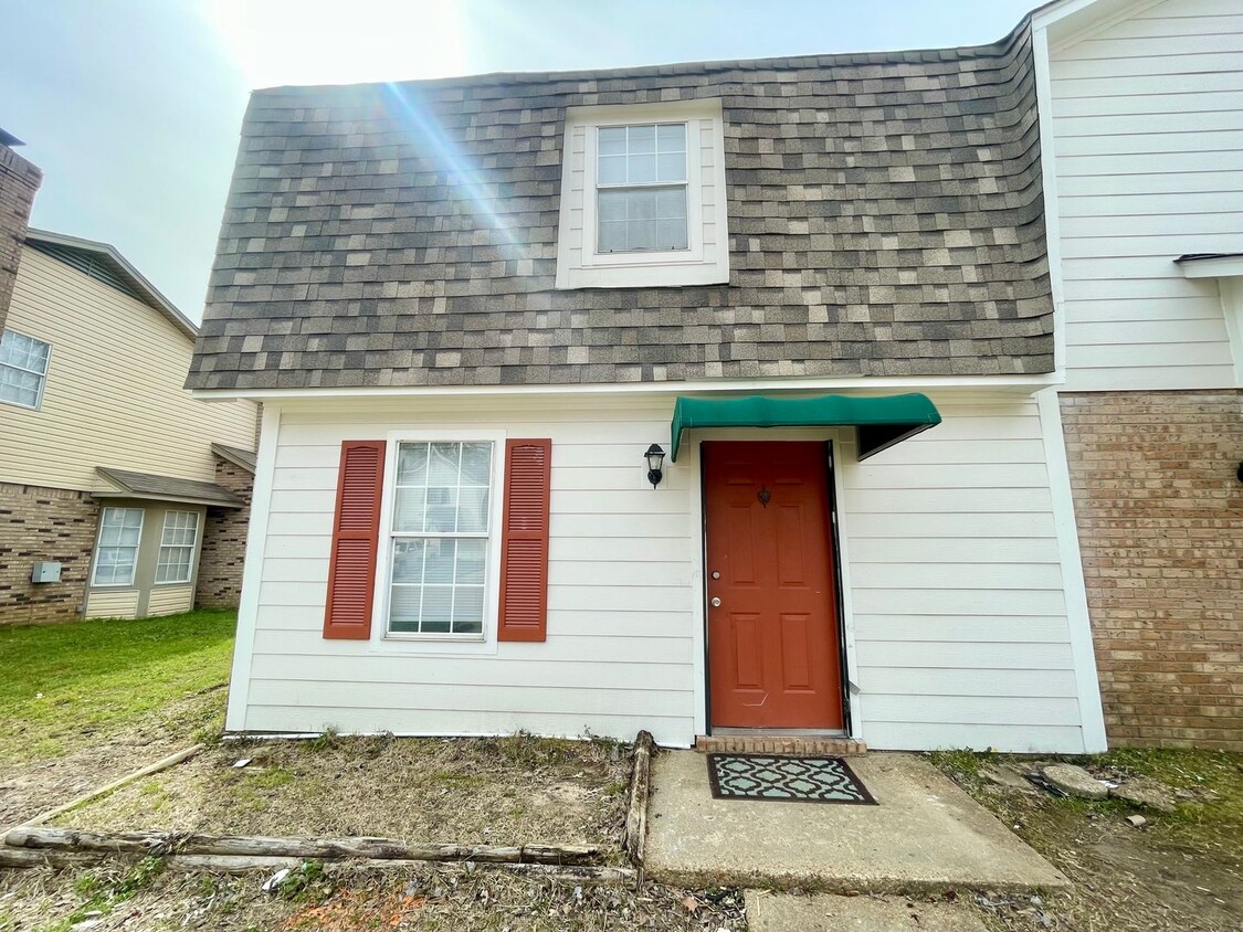 Foto principal - 2 Bedroom Townhome in NE Jackson!