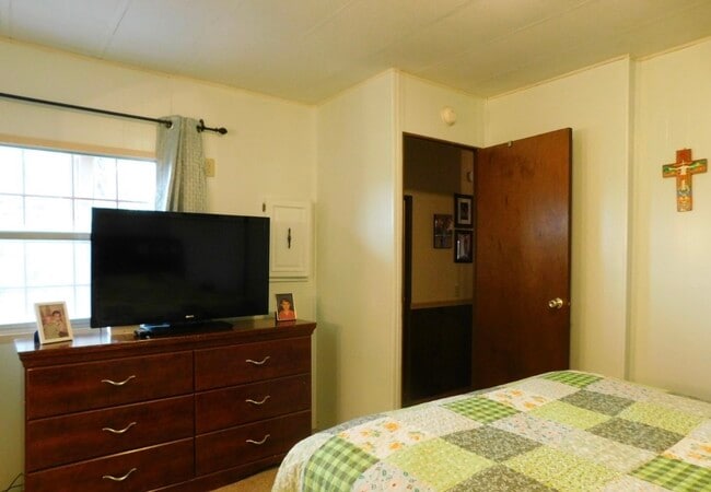 Building Photo - Queen Aire 2