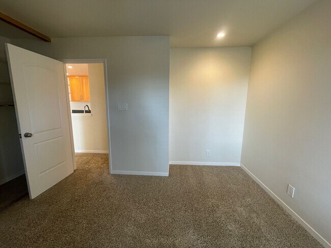 Building Photo - 135 Piccadilly Place Unit F