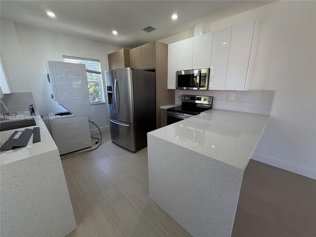 Building Photo - 1045 SW 8th Ave