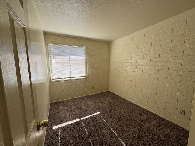 Foto del edificio - Holiday Gardens Townhome