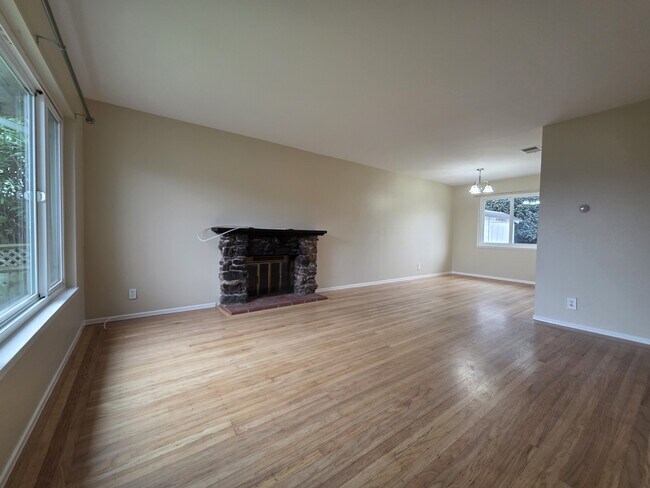 Foto del edificio - 2440 Maywood Dr