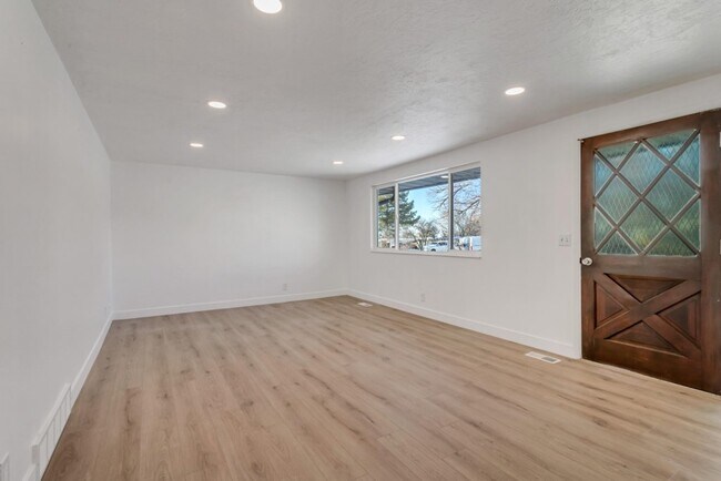Building Photo - 954 E Carnation Dr
