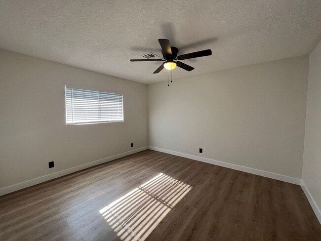 Foto del edificio - 3812 Melody Ln