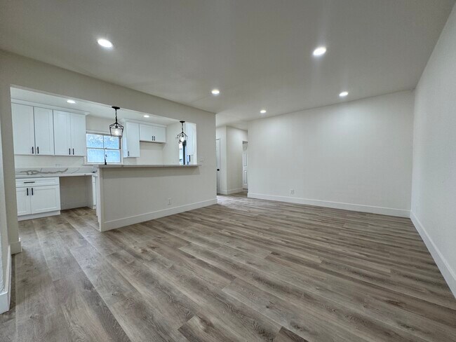 Foto del edificio - 2520 Kellogg Park Dr