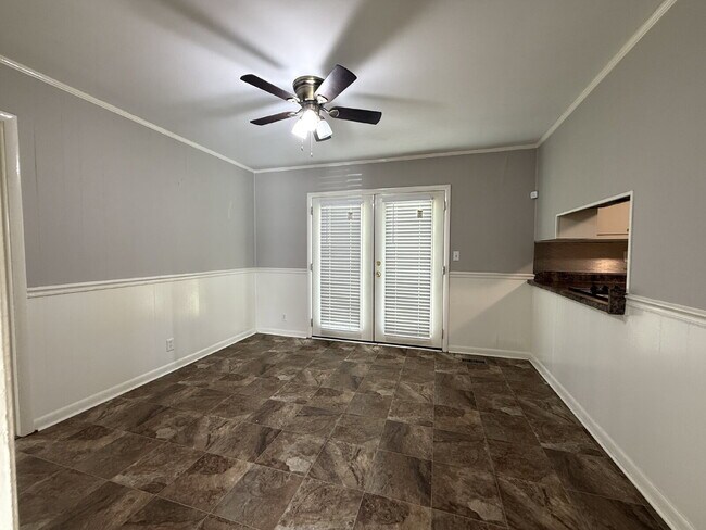 Building Photo - "Charming 3-Bed Home with Beautiful Hardwood Floors on Euclid Road!"