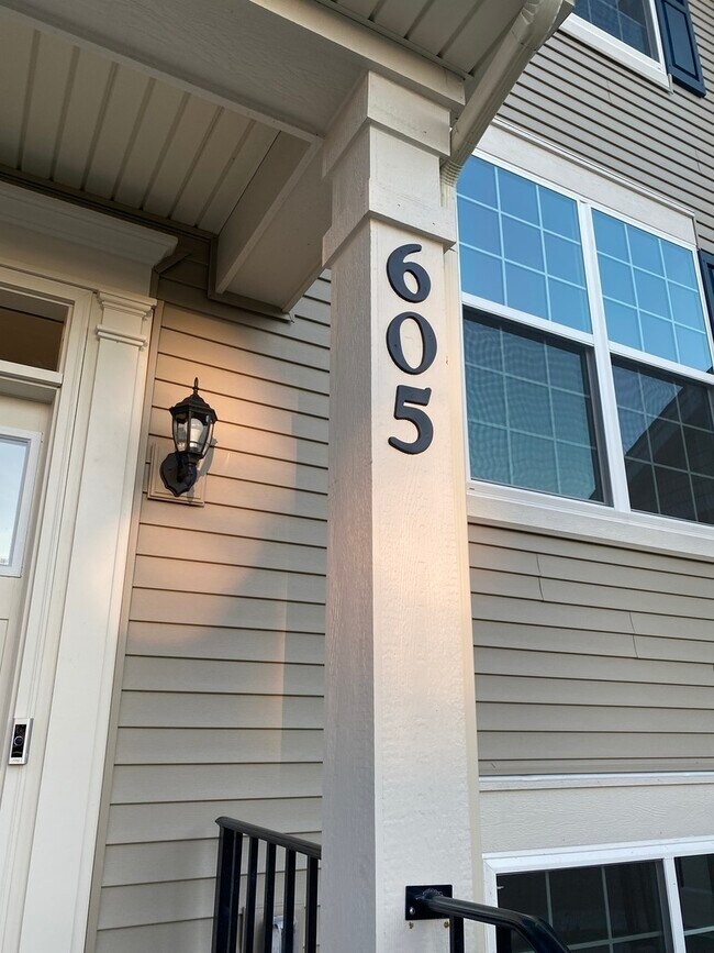 Foto del edificio - 605 Brook Ct