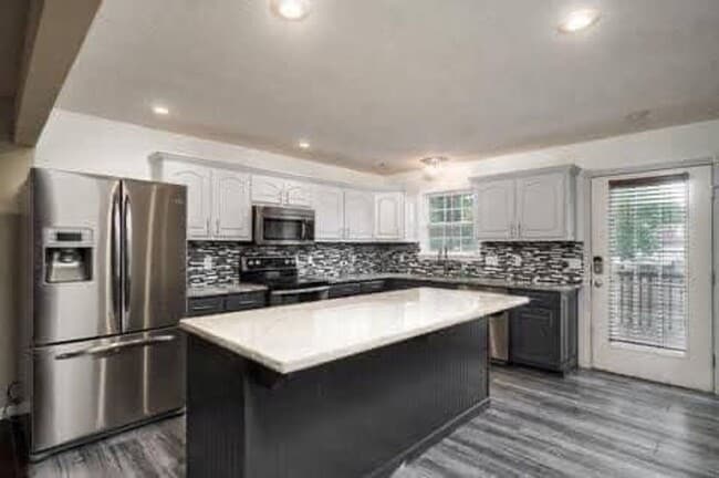 Foto del edificio - 3 Bedroom with Garage! HOA PAID!