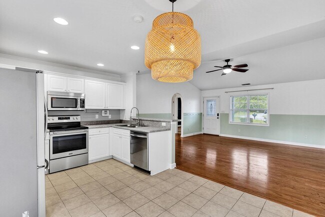Foto del edificio - 3 bedroom with Community POOL!