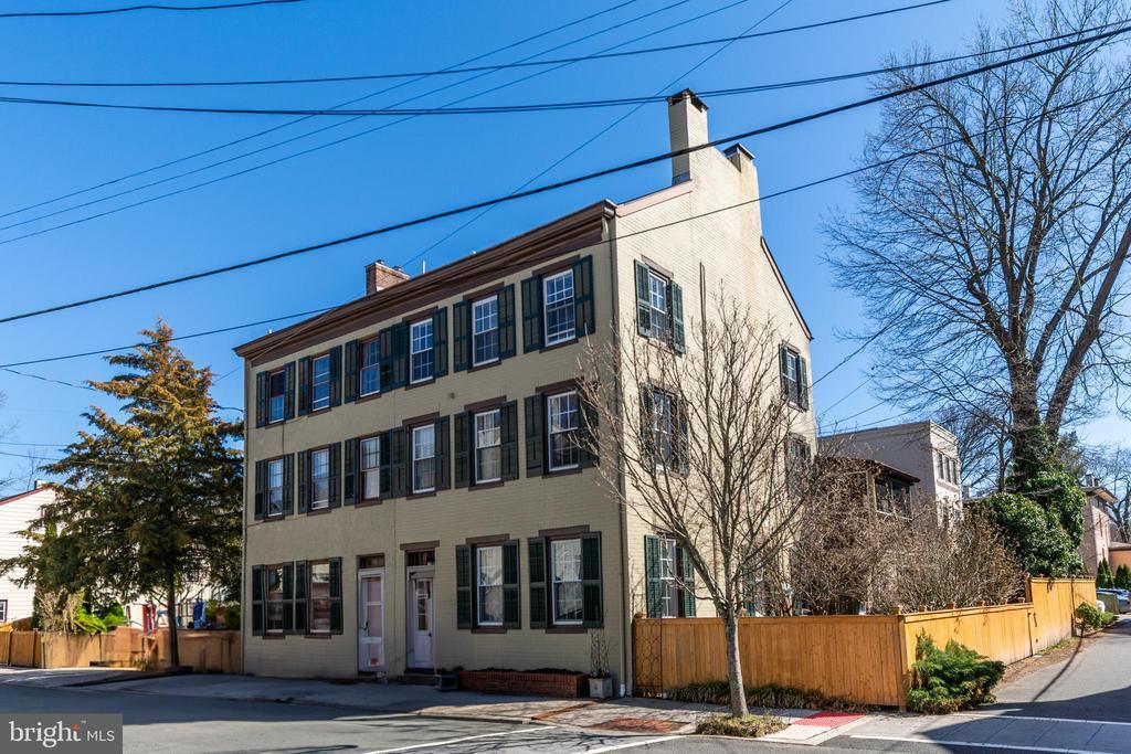 Primary Photo - 41 Delevan St