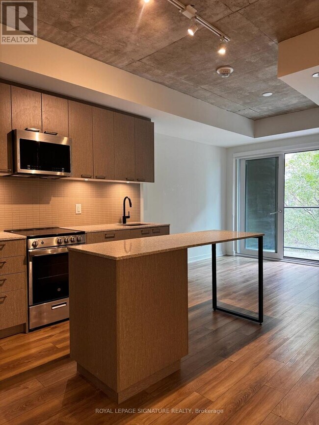 Photo du bâtiment - 1808 St Clair Ave W