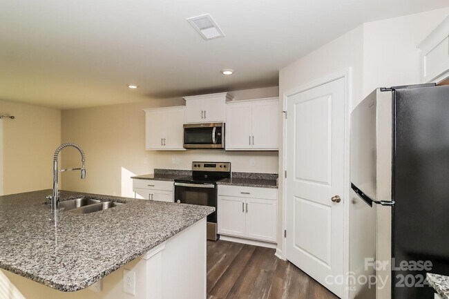 Building Photo - 7894 Shallowbrook Dr